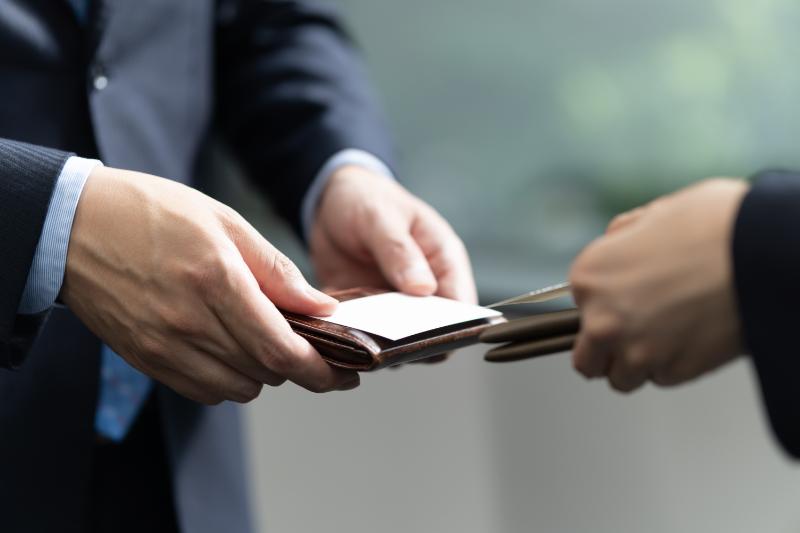 社会人としての名刺入れ選びのマナー
